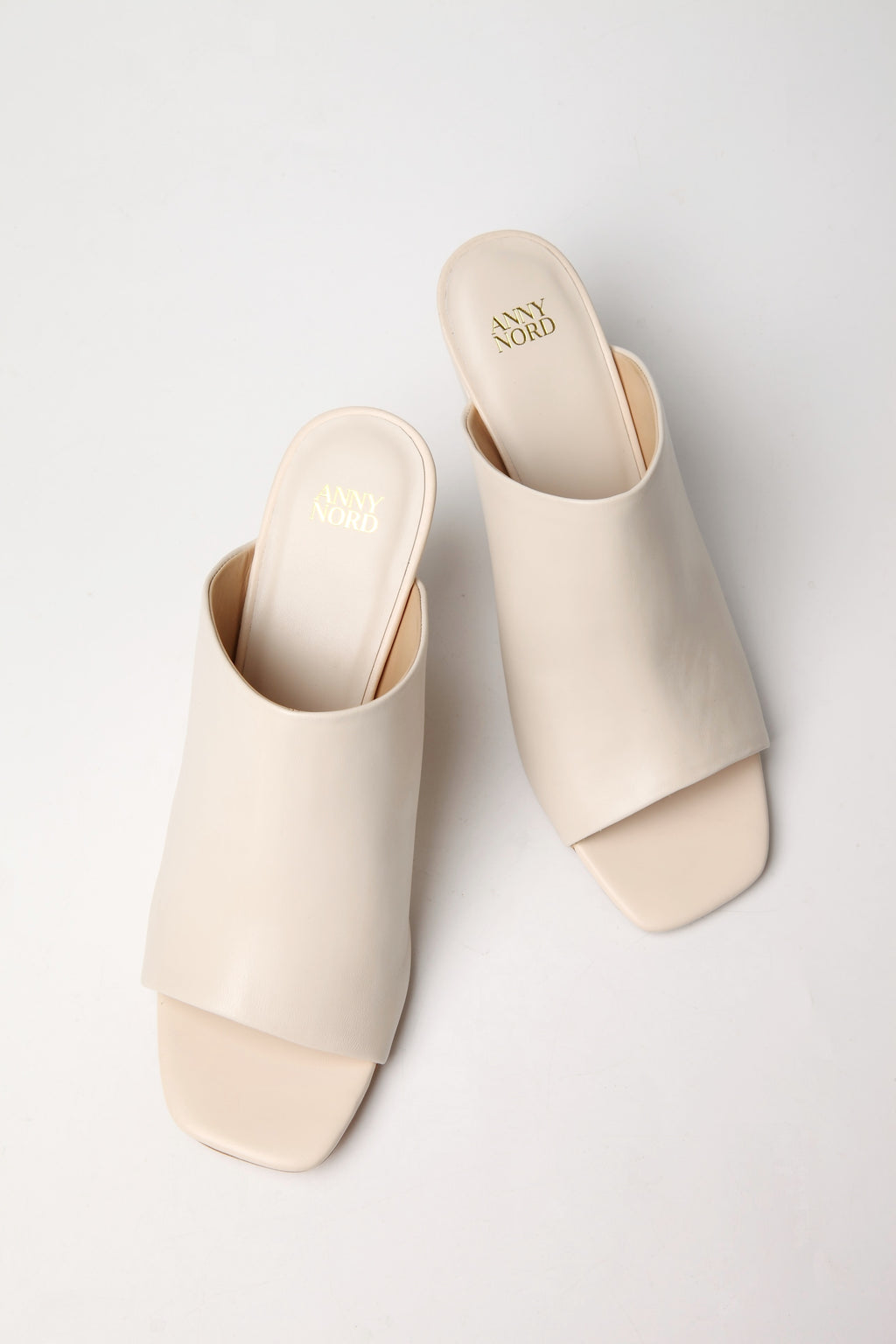 Clean cut, cream colored leather mule from premium Swedish shoe brand ANNY NORD.
