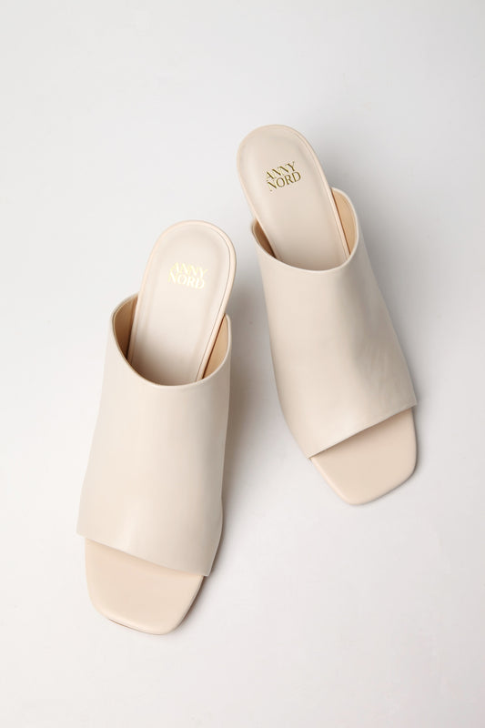 Clean cut, cream colored leather mule from premium Swedish shoe brand ANNY NORD.