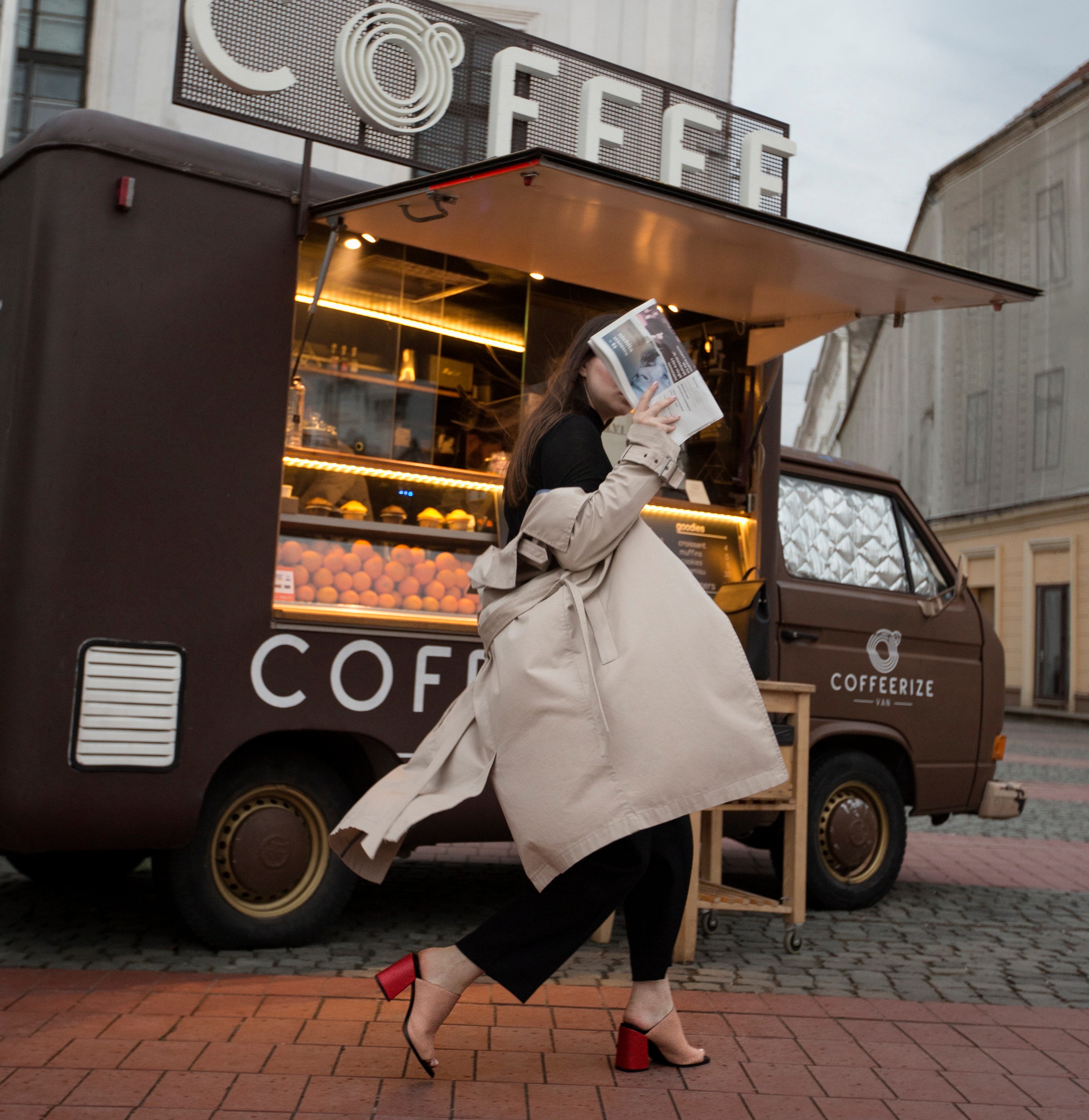 Mule in trendy color blocking combination and a flared heel from Swedish shoe brand ANNY NORD. Photo with model.